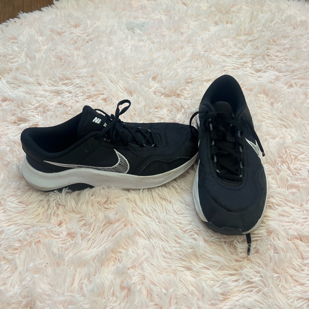 Nike Dual-Tone Black and White Running Shoes